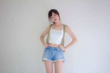 Güzel Taylandlı kız turistler İskoç gömleği, mavi kot pantolon rahatla ve gülümse.