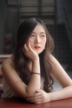 Tayland portresi yetişkin ofis kızı rahatla ve gülümse.