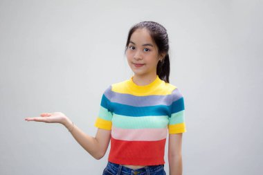 Asia Thai gençlik tişörtü güzel kız elini göster