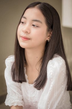 Asia Thai gençlik tişörtü güzel kız gülümse ve rahatla, Vintage Style