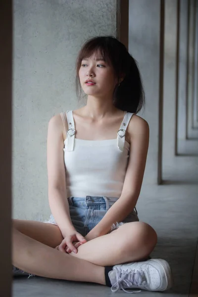 Asya Taylandlı Genç Japon Tişörtü Güzel Kız Mutlu Rahat — Stok fotoğraf