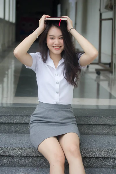 Tailandês Adulto Estudante Universidade Uniforme Bela Menina Relaxar Sorrir — Fotografia de Stock