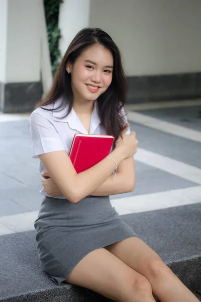 Thai Volwassen Student Universiteit Uniform Mooi Meisje Ontspannen Glimlachen — Stockfoto