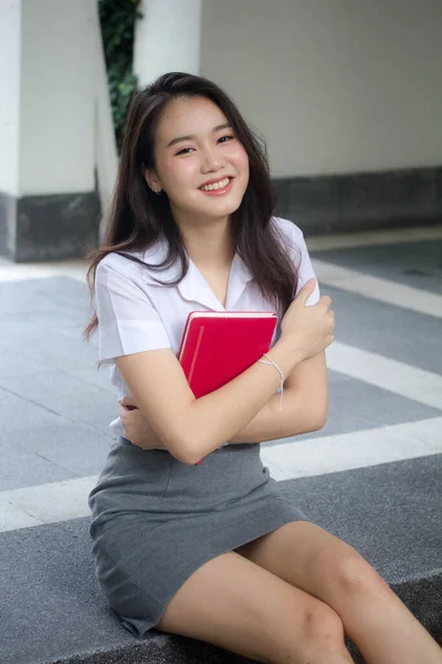 Thai Volwassen Student Universiteit Uniform Mooi Meisje Ontspannen Glimlachen — Stockfoto