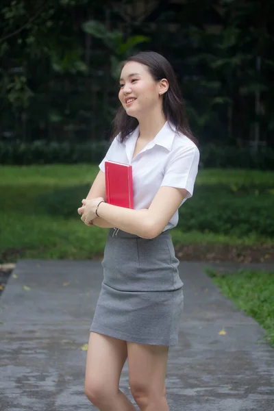 Thai Ενηλίκων Φοιτητής Πανεπιστήμιο Ομοιόμορφη Όμορφη Κοπέλα Χαλαρώστε Και Χαμόγελο — Φωτογραφία Αρχείου