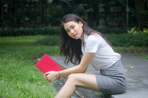 Tailandês Adulto Estudante Universidade Uniforme Bela Menina Relaxar Sorrir — Fotografia de Stock