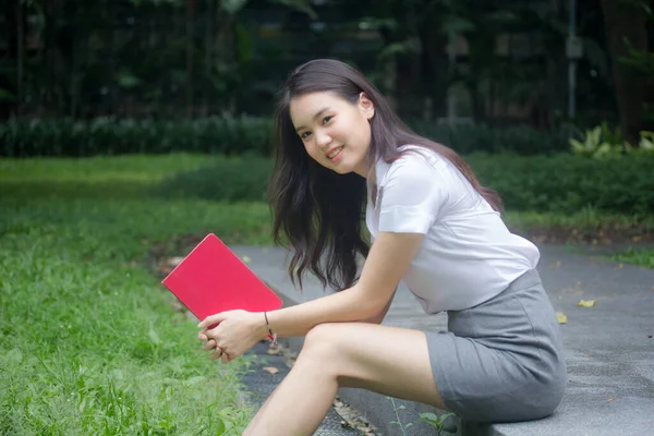 Thai Volwassen Student Universiteit Uniform Mooi Meisje Ontspannen Glimlachen — Stockfoto