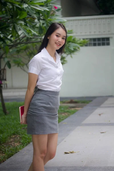 タイ中国大人オフィスの女の子白いシャツリラックスして笑顔 — ストック写真