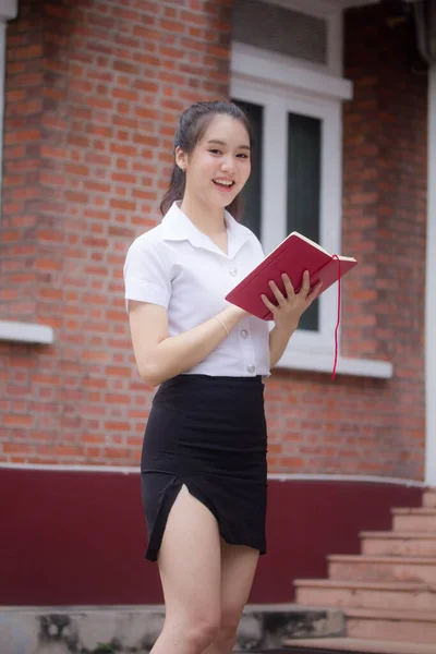 Tailandês Adulto Estudante Universidade Uniforme Bela Menina Relaxar Sorrir — Fotografia de Stock