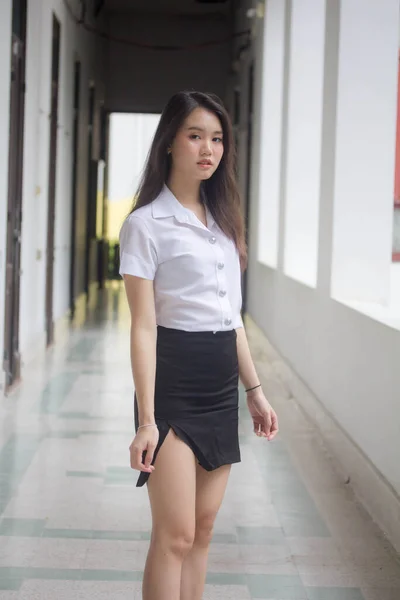 Thai Volwassen Student Universiteit Uniform Mooi Meisje Ontspannen Glimlachen — Stockfoto