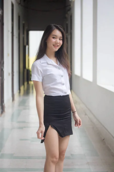 Tailandês Adulto Estudante Universidade Uniforme Bela Menina Relaxar Sorrir — Fotografia de Stock