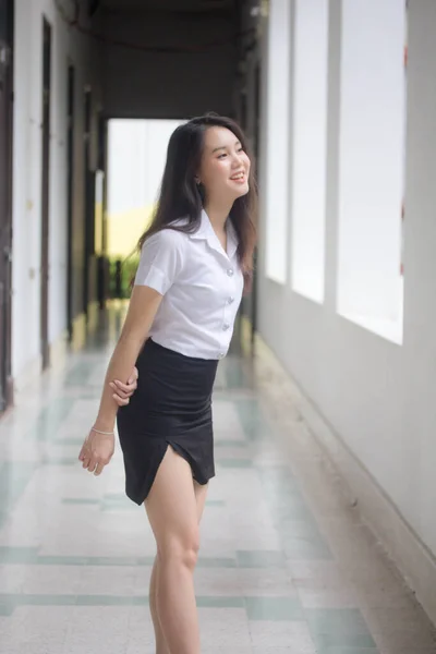 Thai Mahasiswi Dewasa Seragam Universitas Gadis Cantik Santai Dan Tersenyum — Stok Foto