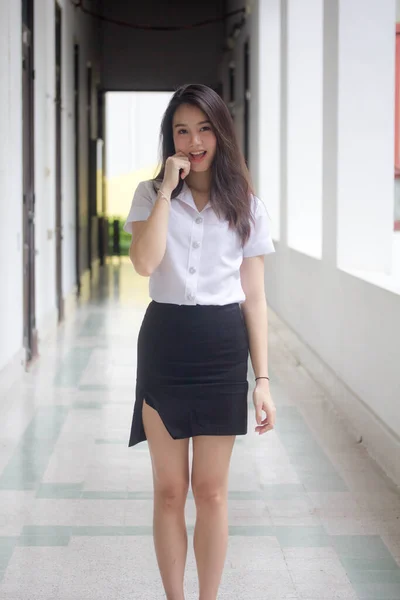 Tailandês Adulto Estudante Universidade Uniforme Bela Menina Relaxar Sorrir — Fotografia de Stock