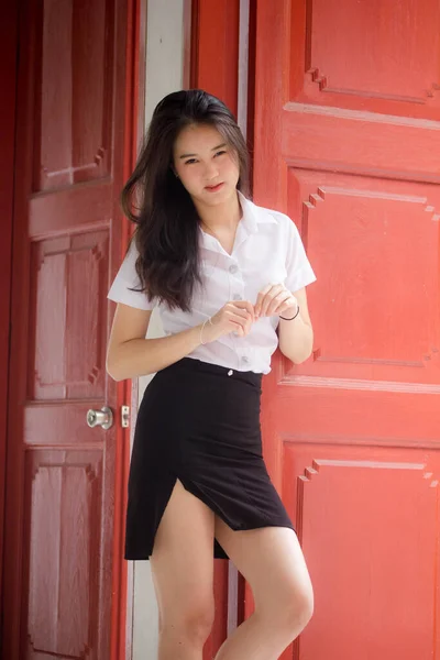 泰国人大学生校服漂亮女孩放松微笑 — 图库照片