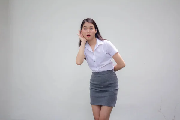 Portrét Thajské Dospělé Pracující Ženy Bílá Košile Poslouchat — Stock fotografie