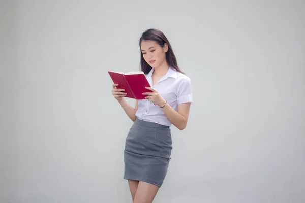 Ritratto Delle Donne Lavoratrici Tailandesi Camicia Bianca Lettura Libro Rosso — Foto Stock