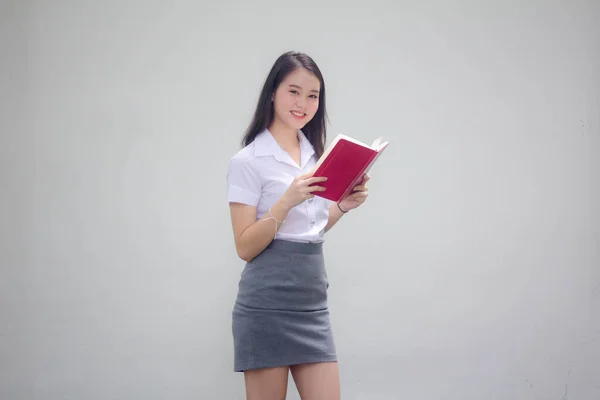 Retrato Mujer Trabajadora Tailandesa Camisa Blanca Leyendo Libro Rojo — Foto de Stock