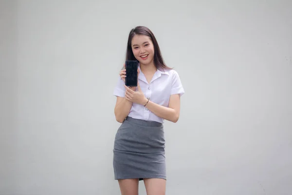 Taylandlı Yetişkin Kadın Işçi Portresi Beyaz Gömlek Akıllı Telefon Gösteriyor — Stok fotoğraf