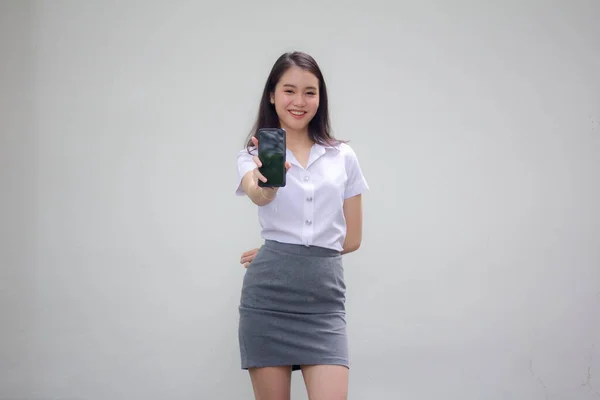 タイの大人働く女性の肖像白いシャツは スマートフォンを示しています — ストック写真