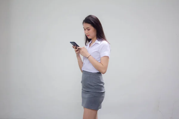 Portrait Von Erwachsenen Thailändischen Arbeitenden Frauen Weißes Hemd Mit Smartphone — Stockfoto