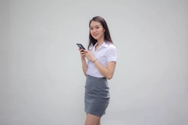 Retrato Mujer Trabajadora Tailandesa Camisa Blanca Usando Teléfono Inteligente —  Fotos de Stock