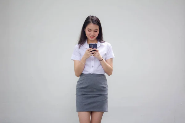 Portrét Thajské Dospělé Pracující Ženy Bílé Košile Pomocí Chytrého Telefonu — Stock fotografie