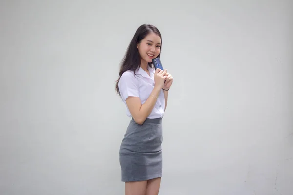 Taylandlı Yetişkin Kadınların Portresi Akıllı Telefon Kullanan Beyaz Gömlek — Stok fotoğraf