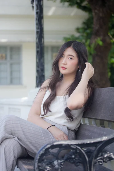 Portret Van Thai China Volwassen Kantoor Meisje Wit Shirt Ontspannen — Stockfoto