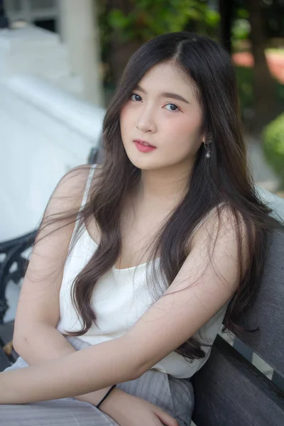 Retrato Tailandês China Adulto Escritório Menina Camisa Branca Relaxar Sorrir — Fotografia de Stock