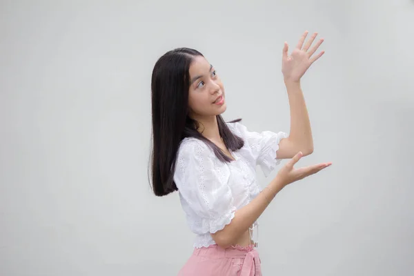 Azjatyckie Tajski Nastolatek Biały Shirt Piękny Dziewczyna Pokaż Ręka — Zdjęcie stockowe