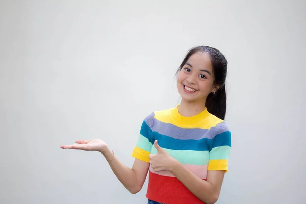 Asiatisch Thai Teen Farbe Shirt Hübsch Mädchen Zeigen Hand — Stockfoto