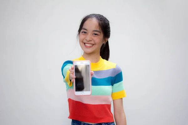 Asiático Tailandés Adolescente Color Camiseta Hermosa Chica Mostrar Teléfono Sonrisa —  Fotos de Stock