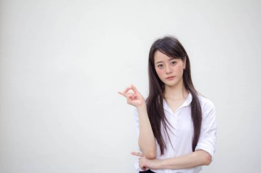 Taylandlı yetişkin kadın çalışan beyaz gömleğin portresi