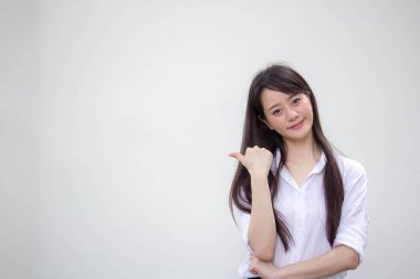 Taylandlı yetişkin kadın çalışan beyaz gömleğin portresi