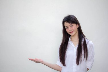 Taylandlı yetişkin kadın işçi portresi beyaz gömlekli, elini göster.