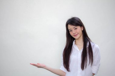 Taylandlı yetişkin kadın işçi portresi beyaz gömlekli, elini göster.