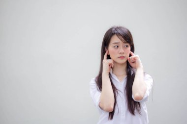 Taylandlı yetişkin kadın çalışan beyaz gömleğin portresi. Dinleme.