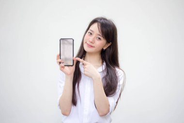 Tayland portresi yetişkin ofis kızı beyaz gömleği akıllı telefonunu gösteriyor