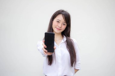 Tayland portresi yetişkin ofis kızı beyaz gömleği akıllı telefonunu gösteriyor