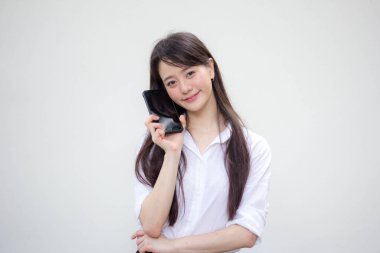 Tayland portresi yetişkin ofis kızı beyaz gömleği akıllı telefonunu gösteriyor