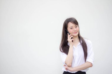 Tayland portresi yetişkin ofis kızı beyaz gömlek yürüyor ve akıllı telefon arıyor.