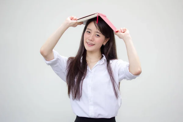 タイの肖像中国大人のオフィスの女の子の白いシャツ読書赤本 — ストック写真