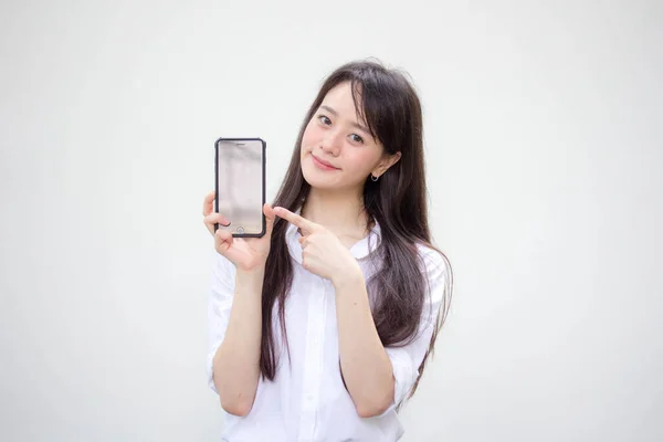 Portret Tailandez China Adult Birou Fata Cămașă Albă Arată Telefonul — Fotografie, imagine de stoc