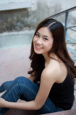 Tayland portresi yetişkin güzel kız siyah gömlek mavi kot pantolon rahatla ve gülümse