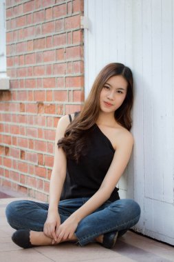 Tayland portresi yetişkin güzel kız siyah gömlek mavi kot pantolon rahatla ve gülümse