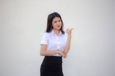 Taylandlı yetişkin öğrenci üniforması. Güzel kız işaret ediyor.