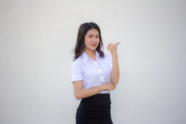 Taylandlı yetişkin öğrenci üniforması. Güzel kız işaret ediyor.