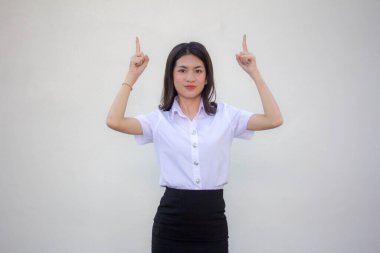 Taylandlı yetişkin öğrenci üniforması. Güzel kız işaret ediyor.