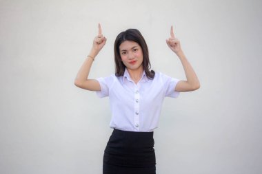 Taylandlı yetişkin öğrenci üniforması. Güzel kız işaret ediyor.