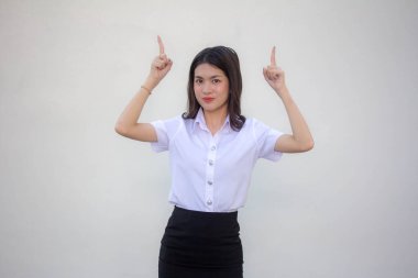 Taylandlı yetişkin öğrenci üniforması. Güzel kız işaret ediyor.